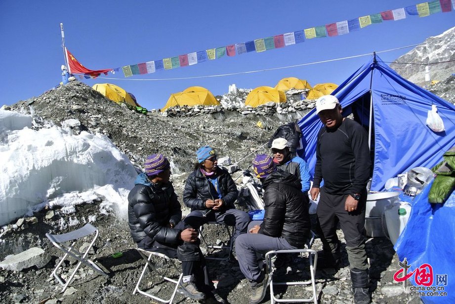 珠峰大雪崩惨剧或令今年登山季提前结束[组图]