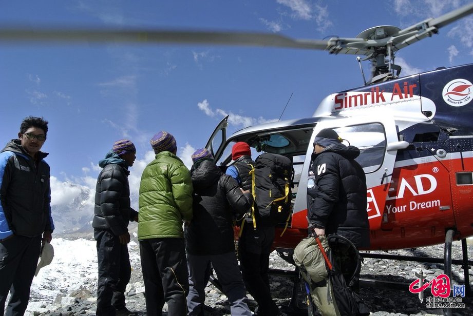 珠峰大雪崩惨剧或令今年登山季提前结束[组图]