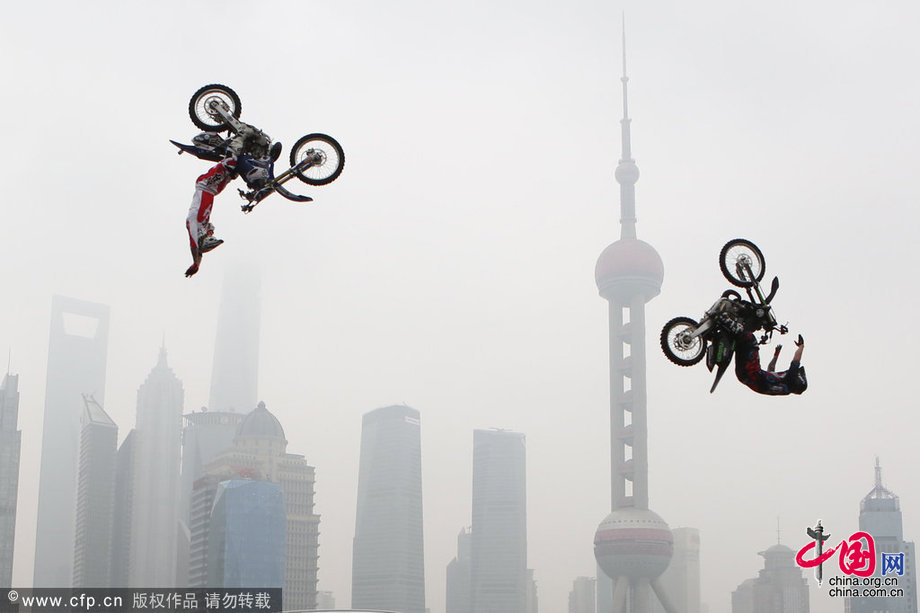 上海：極限摩托飛躍陸家嘴天際線[組圖]