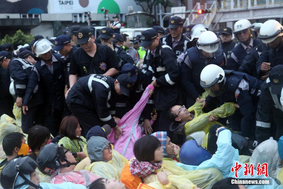 台北警方水攻“反核”佔道群眾致衝突