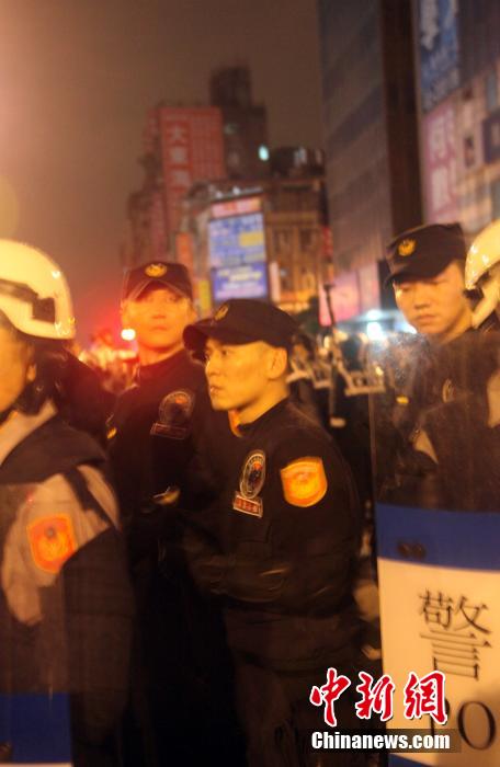 台北警方水攻“反核”佔道群眾致衝突