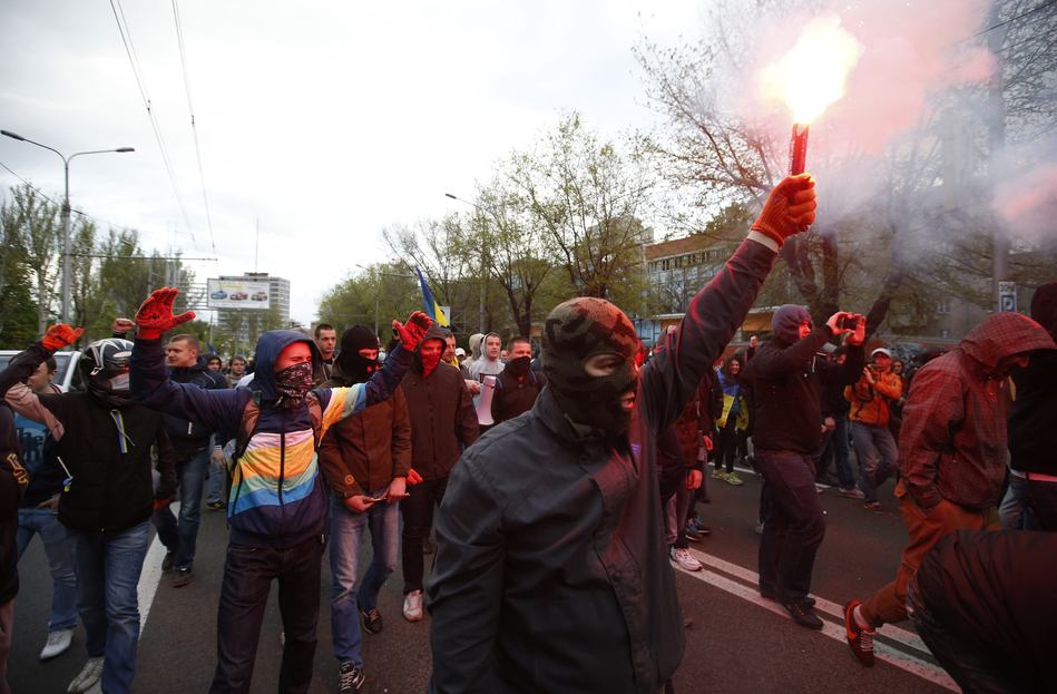 4月28日，上千名蒙面亲俄者手持棍棒与钢筋袭击了顿涅茨克的一个呼吁民族团结的亲乌者集会，当时防暴警察试图阻止这些亲俄袭击者，但仍有站在路旁的数十名亲乌者被袭击受伤。