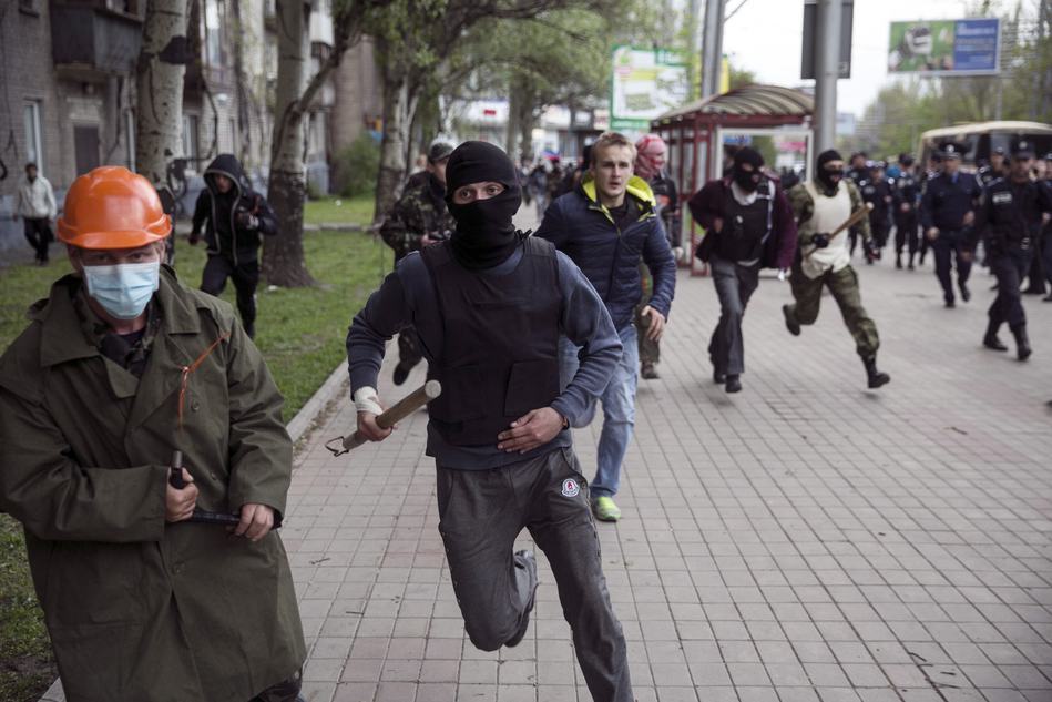 4月28日，上千名蒙面亲俄者手持棍棒与钢筋袭击了顿涅茨克的一个呼吁民族团结的亲乌者集会，当时防暴警察试图阻止这些亲俄袭击者，但仍有站在路旁的数十名亲乌者被袭击受伤。