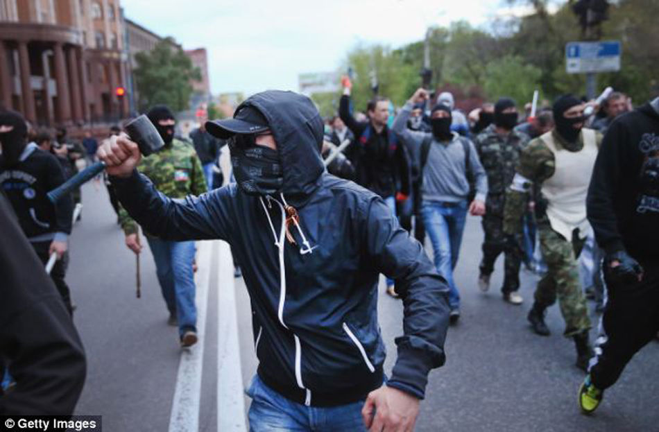 4月28日，上千名蒙面亲俄者手持棍棒与钢筋袭击了顿涅茨克的一个呼吁民族团结的亲乌者集会，当时防暴警察试图阻止这些亲俄袭击者，但仍有站在路旁的数十名亲乌者被袭击受伤。