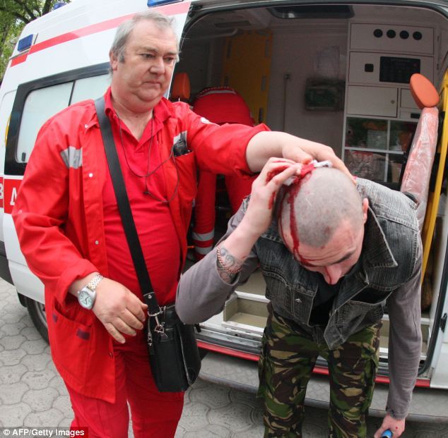 4月28日，上千名蒙面亲俄者手持棍棒与钢筋袭击了顿涅茨克的一个呼吁民族团结的亲乌者集会，当时防暴警察试图阻止这些亲俄袭击者，但仍有站在路旁的数十名亲乌者被袭击受伤。