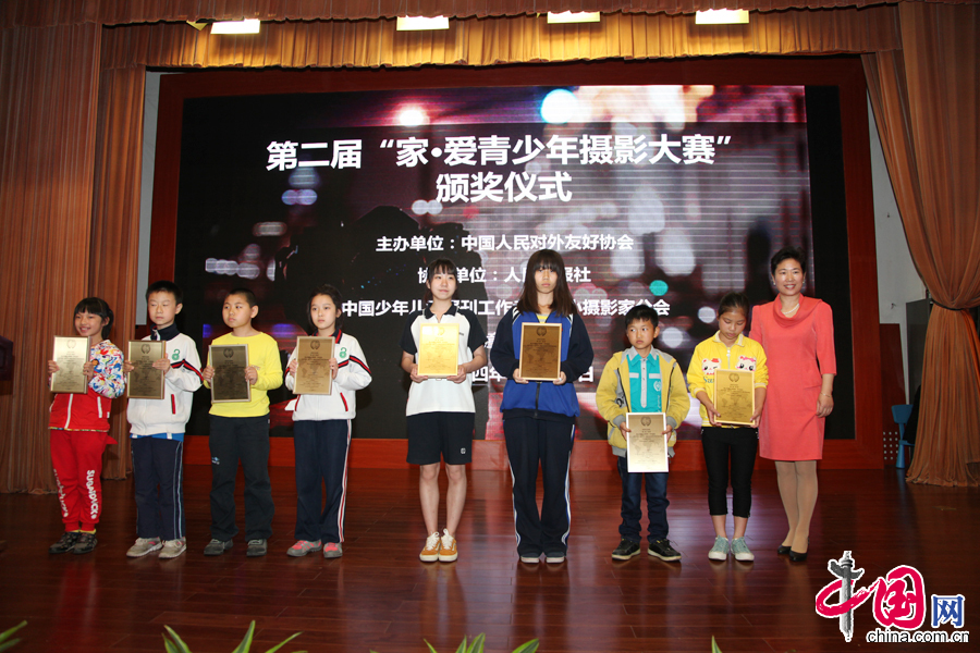 4月30日，全国少年儿童报刊工作者协会秘书长班占林为铜奖获得者代表颁奖。 中国网记者 李佳摄影