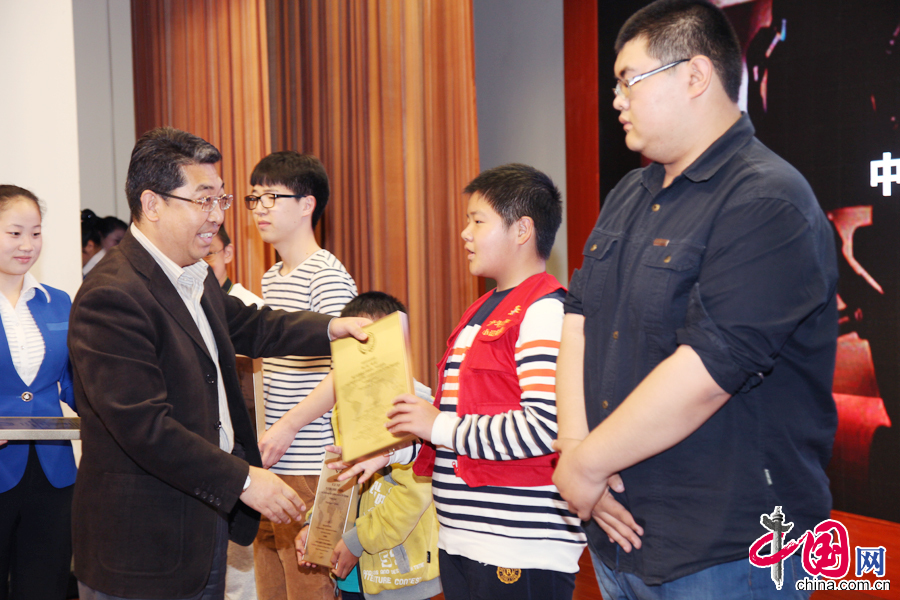 4月30日，人民画报社副总编王继雨为银奖代表颁奖。 中国网记者 李佳摄影