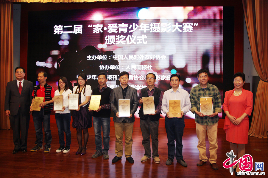 4月30日，中國人民對外友好協會謝元副會長和全國少年兒童報刊工作者協會秘書長班佔林為優秀組織獎頒獎。 中國網記者 李佳攝影