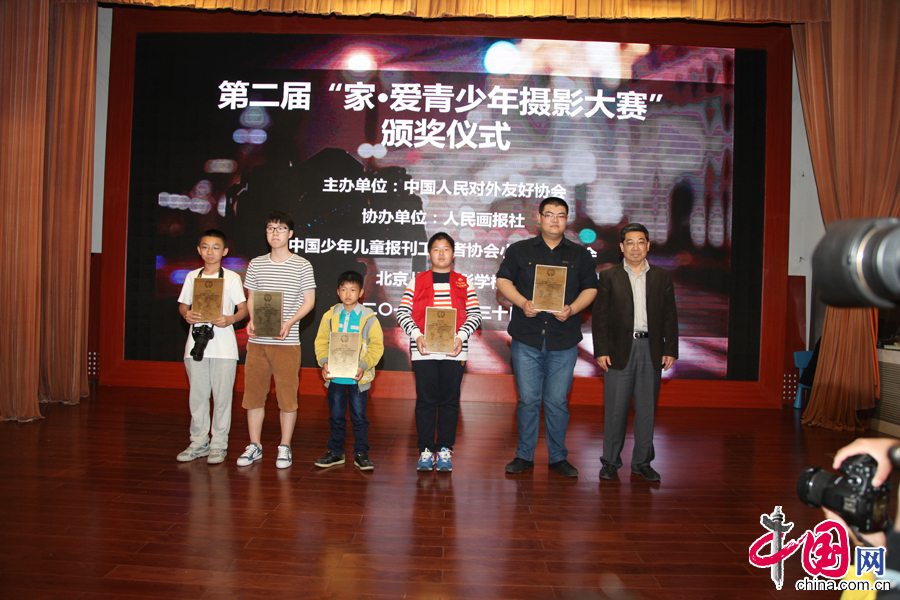 4月30日，人民画报社副总编王继雨与银奖获得者代表合影留念。 中国网记者 李佳摄影