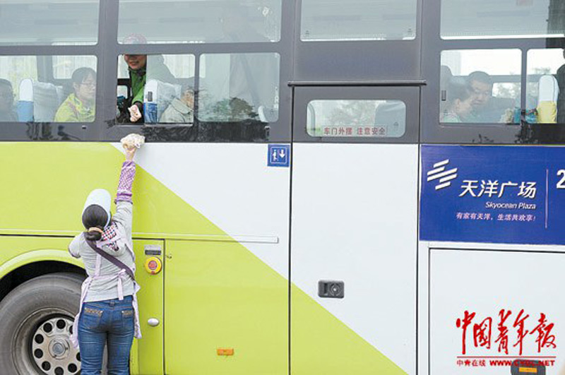 女子家住燕郊北京上班 母亲连续4年帮其排队等车[组图]