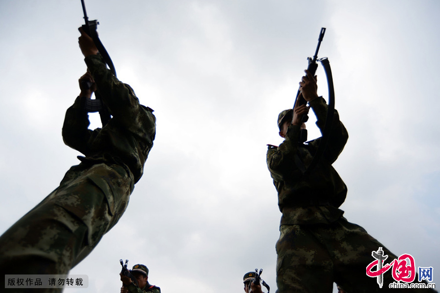 4月29日，武警江苏总队一支队特战队员在进行班组战术科目训练。
