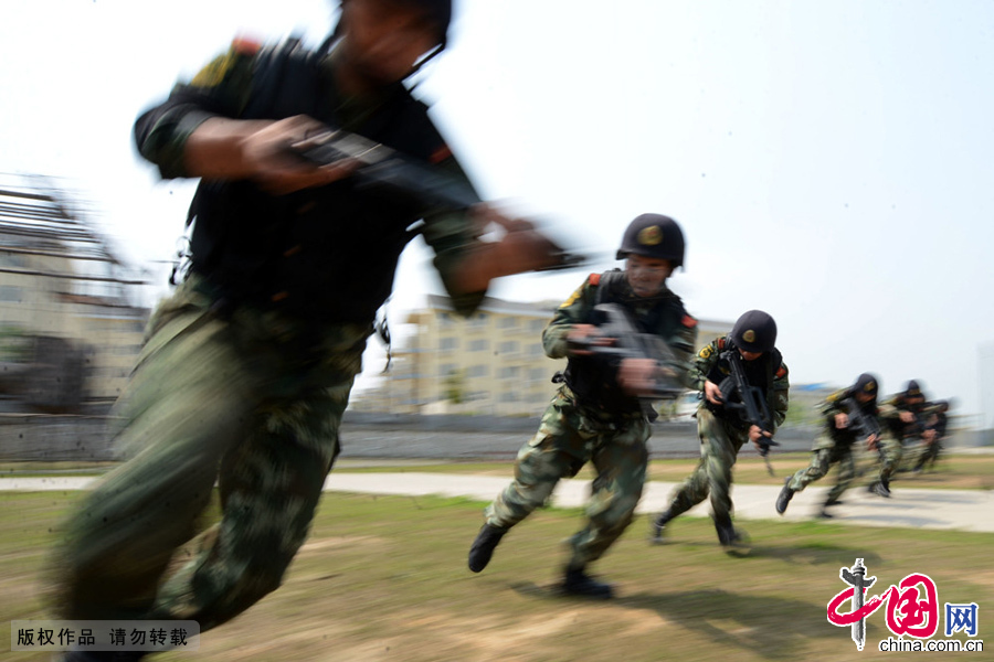 4月29日，武警江苏总队一支队特战队员在进行班组战术科目训练。中国网图片库 李科