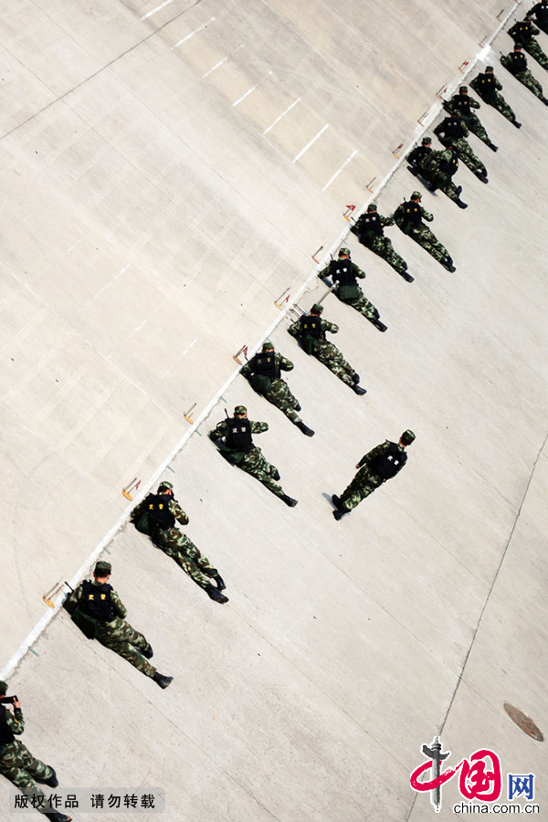 4月29日，武警江苏总队一支队特战队员在进行班组战术科目训练。中国网图片库 李科