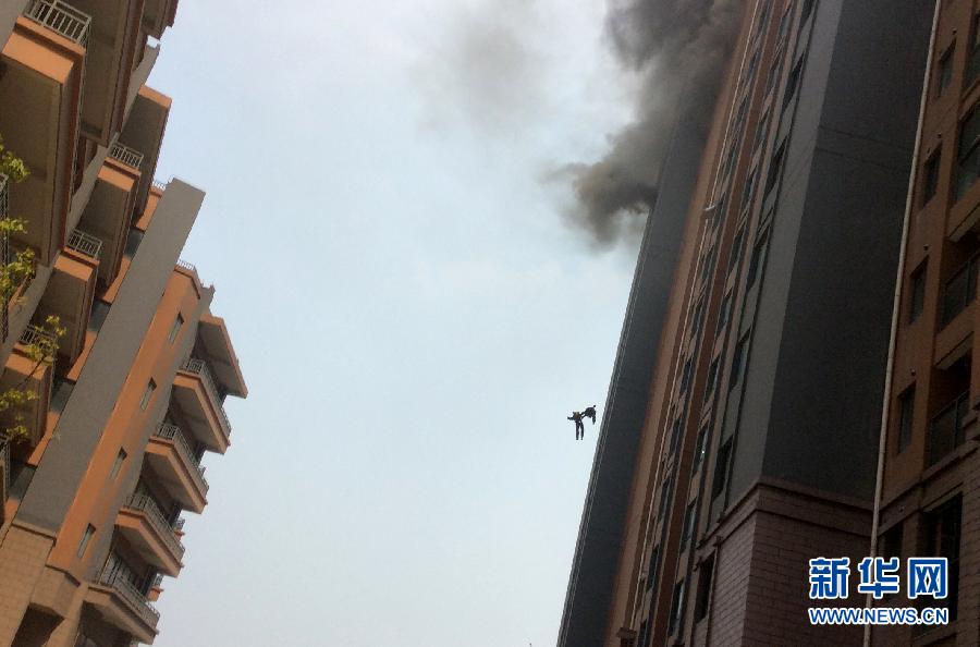 上海一居民楼发生火灾　两名消防员牺牲[组图]
