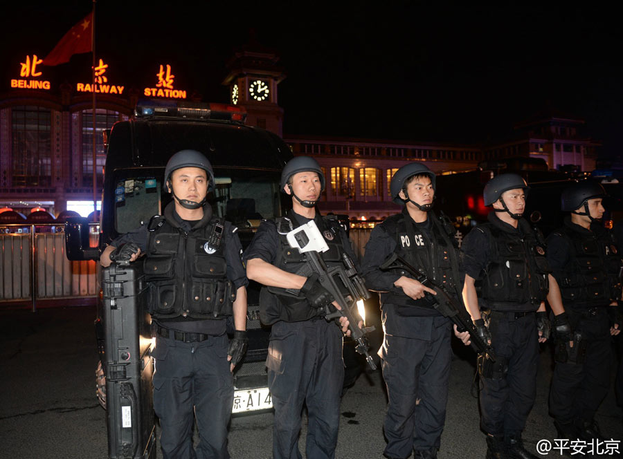 北京警方深夜在北京站举行反恐处突拉动演练[组图]