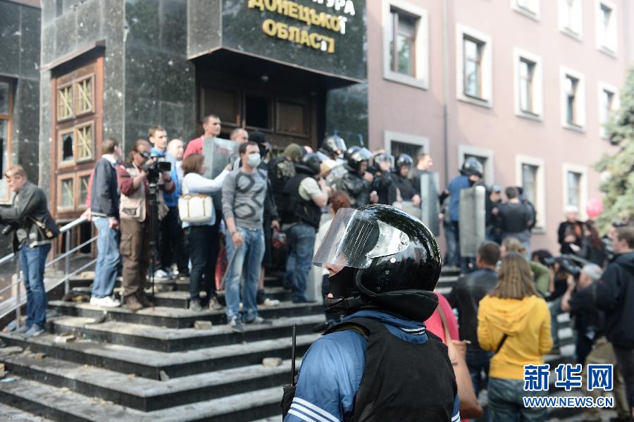乌克兰亲俄抗议者占领顿涅茨克州检察院大楼[组图]