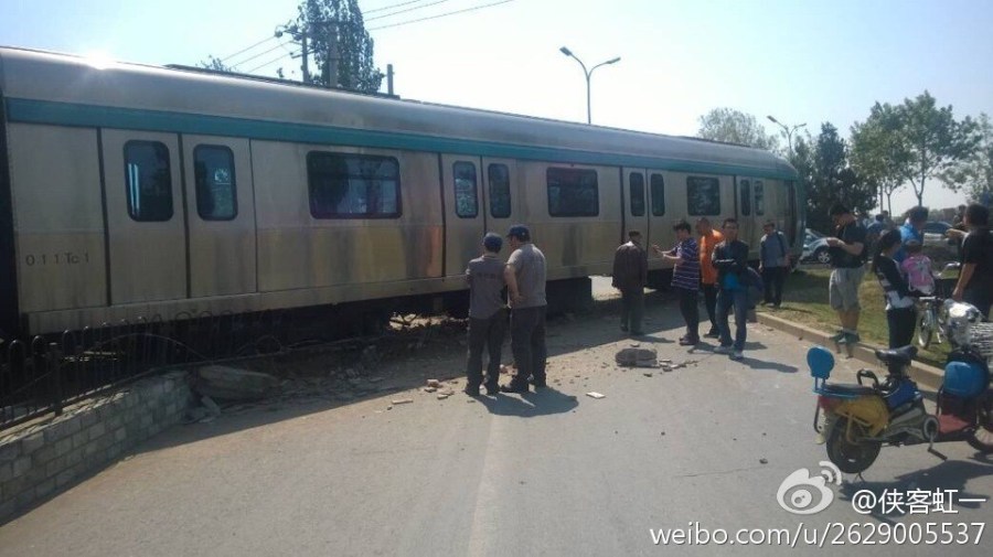 北京地鐵四號線測試車輛沖進(jìn)綠地【13】