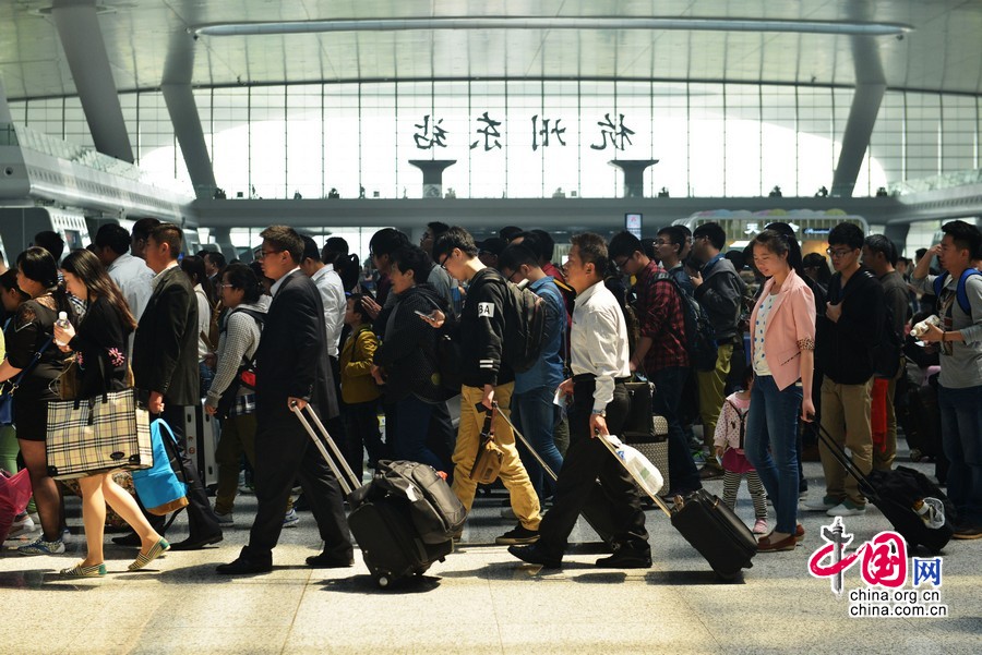 2014年05月03日，浙江省杭州市，旅客走出铁路杭州站。当日是五一小长假做得最后一天，全国铁路迎来五一小长假返程客流高峰。