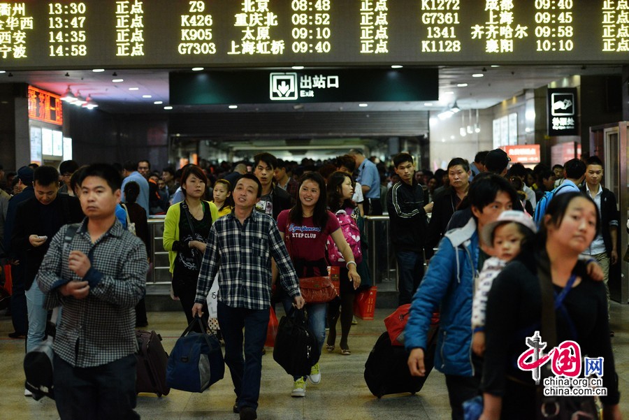 2014年05月03日，浙江省杭州市，旅客走出铁路杭州站。当日是五一小长假做得最后一天，全国铁路迎来五一小长假返程客流高峰。