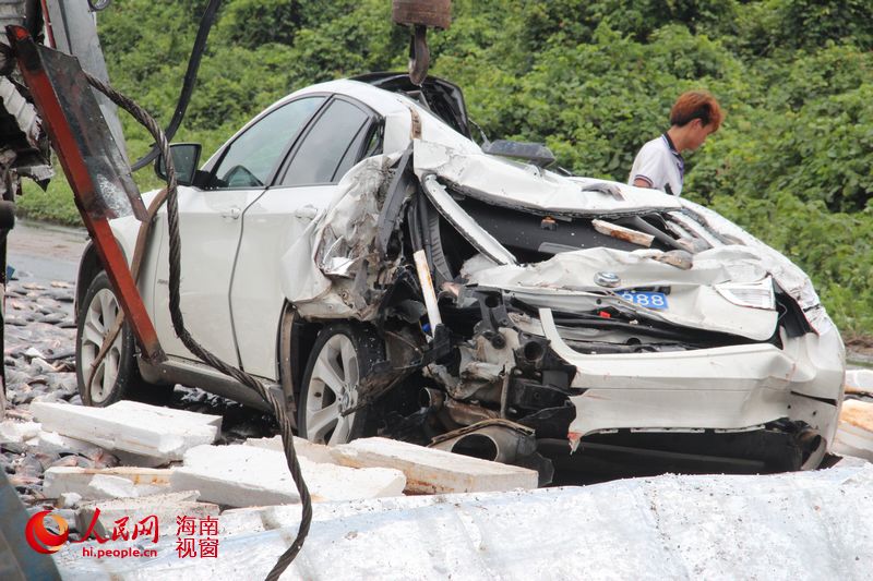 海口裝萬斤羅非魚貨車側翻壓扁寶馬