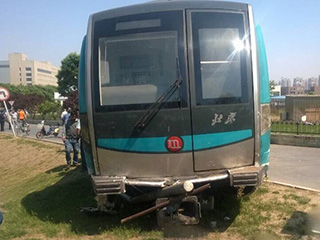 北京地铁4号线一测试车辆冲进绿地