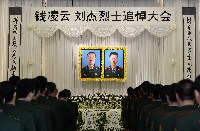这是在上海龙华殡仪馆大厅举行的90后消防员钱凌云、刘杰烈士追悼会现场