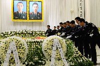 5月5日，上海龙华殡仪馆，公安消防战士向钱凌云、刘杰烈士敬献鲜花。