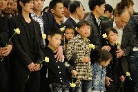 5月5日，上海龙华殡仪馆，几名孩子在追悼会上送别钱凌云、刘杰烈士。