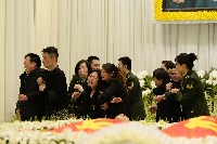 5月5日，上海龙华殡仪馆，家属在追悼会上向钱凌云、刘杰烈士告别。