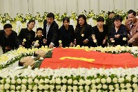 5月5日，上海龙华殡仪馆，家属在追悼会上向钱凌云、刘杰烈士敬献鲜花。
