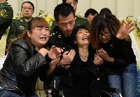 5月5日，上海龙华殡仪馆，刘杰的妈妈在追悼会上为儿子送别。