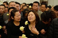 5月5日，上海龙华殡仪馆，钱凌云的妈妈在追悼会上为儿子送别。