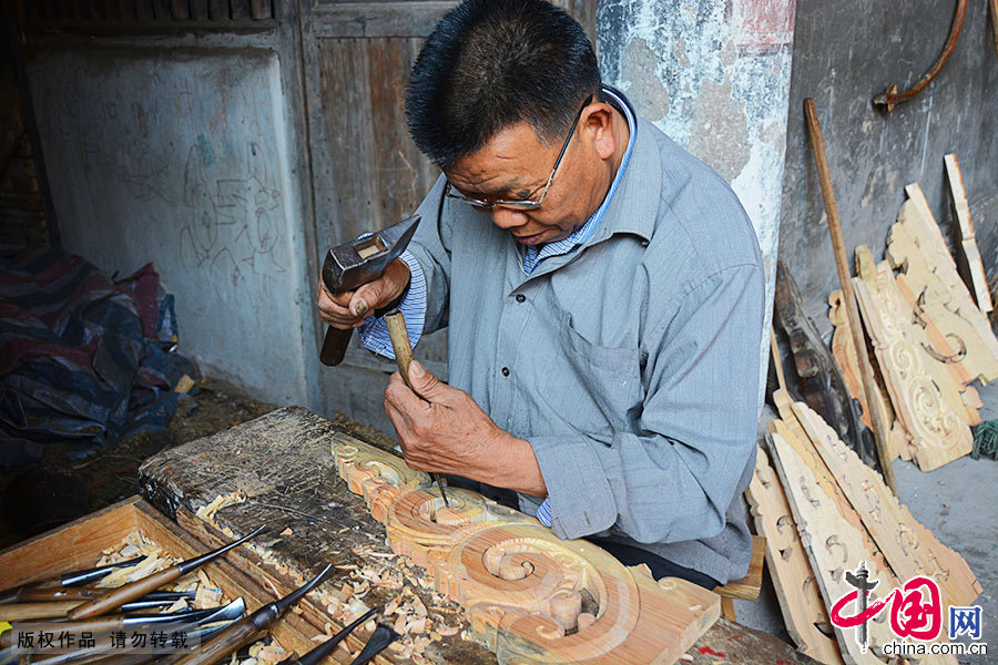 在圭二公祠里，72岁的古稀老人赵瑞高仍然从事着木雕工艺工作。对于他来说，古建筑修缮是对先人遗留文化艺术遗产的保护。