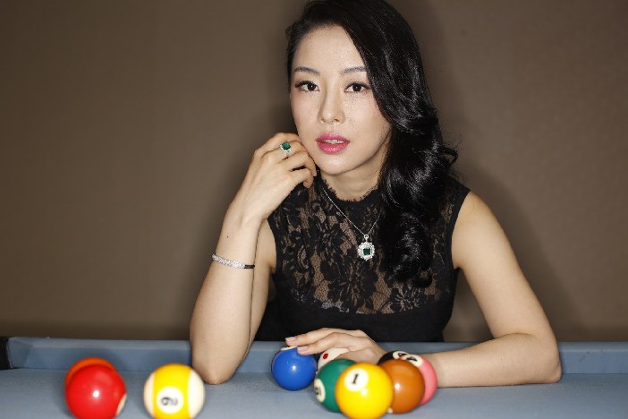 组图:潘晓婷黑色蕾丝写真 烈焰红唇俯身球台