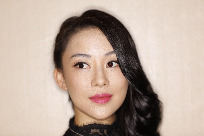 组图:潘晓婷黑色蕾丝写真 烈焰红唇俯身球台