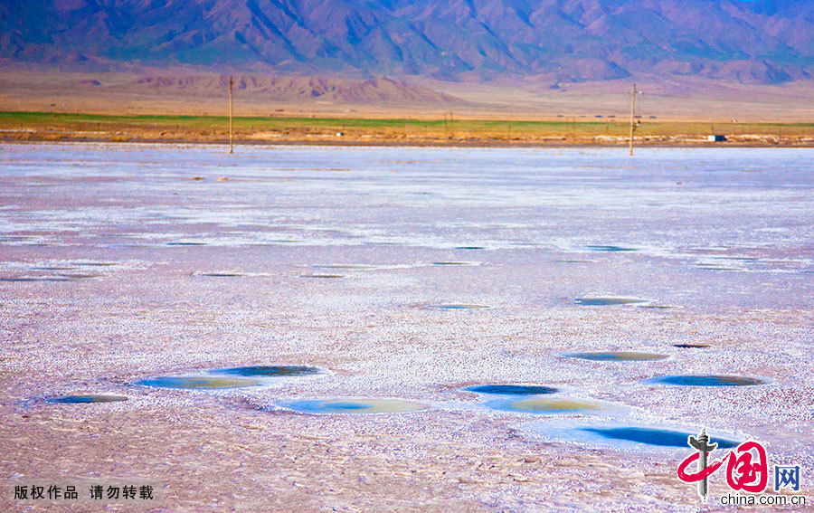  茶卡鹽湖，也叫茶卡，位於青海省海西蒙古族藏族自治州烏蘭縣茶卡鎮附近。茶卡鹽湖是柴達木盆地有名的天然結晶鹽湖