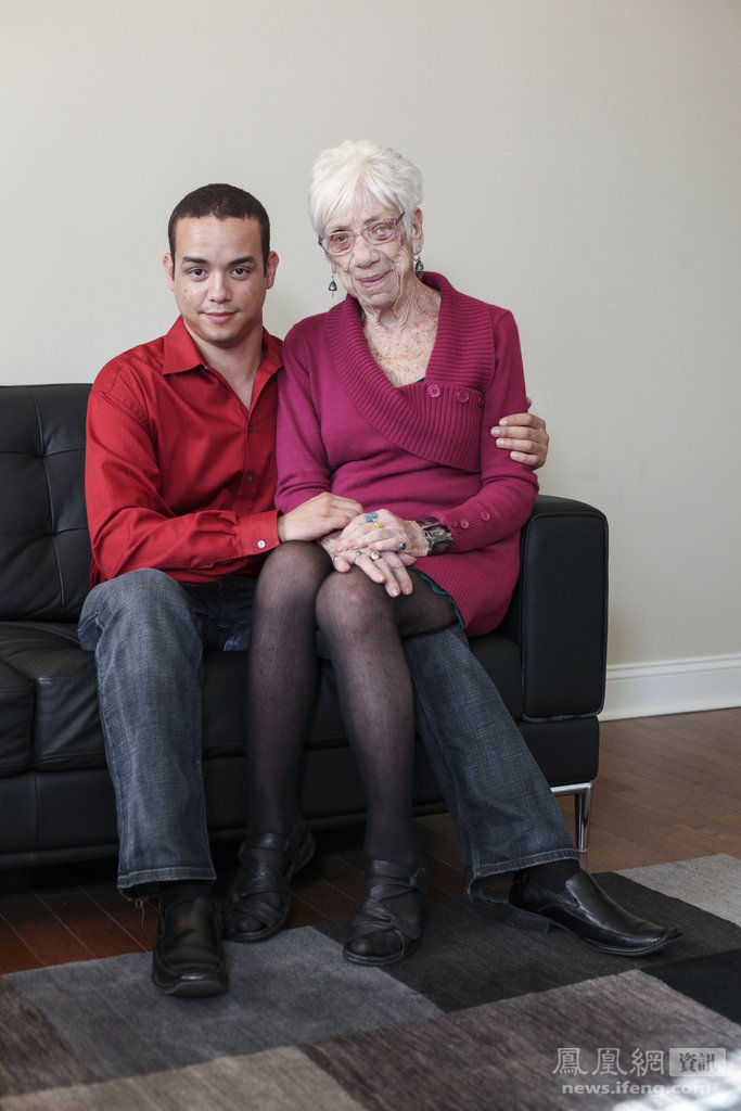 美男子携91岁<em>女友</em>与<em>母亲</em>合拍_新闻中心_中国