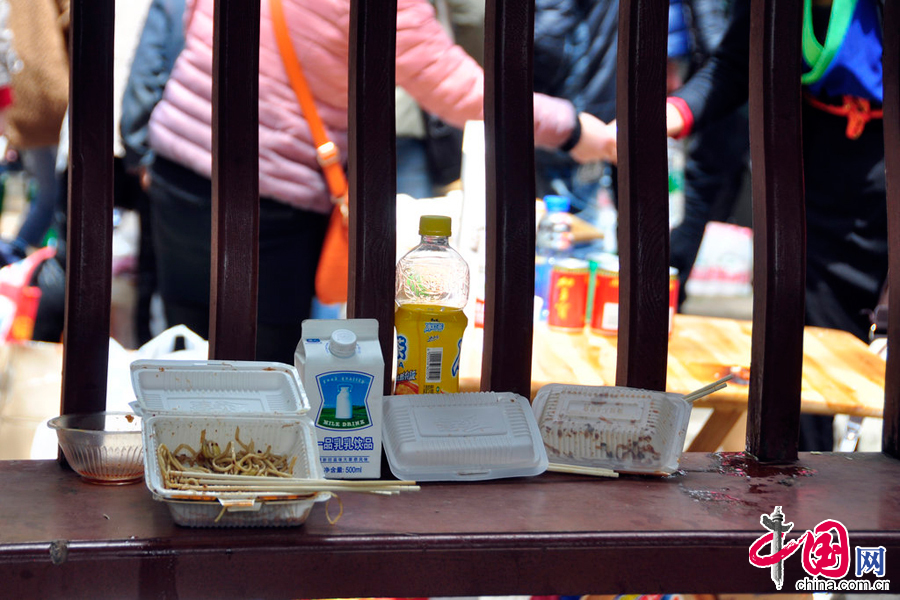  2014年05月06日，四川省甘孜藏族自治州，跑馬山景區垃圾遍野。當天是農曆四月八轉山會，景區免門票，至少有上萬遊客涌入景區，參加轉山會活動。 圖片來源：CFP
