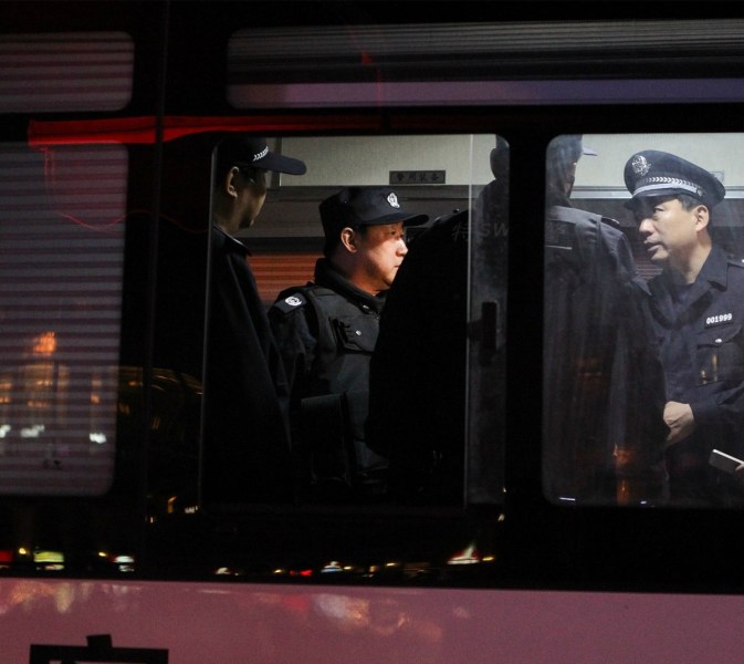 傅政华在北京站流动警务车内了解车载设备运行情况。