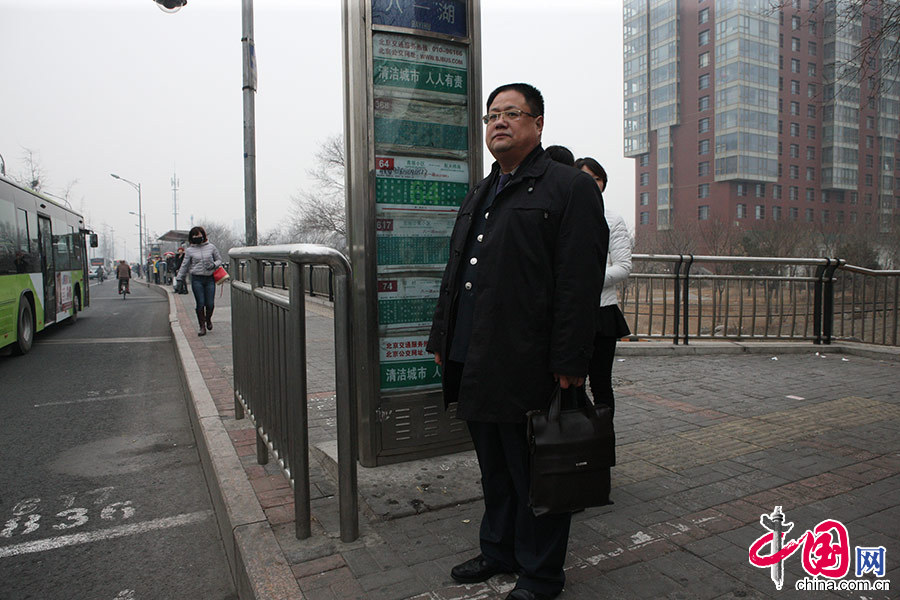 3月3日早八点，朱良玉在北京海淀区八一湖站等待公交车，前往全国人大代表北京团驻地报道。