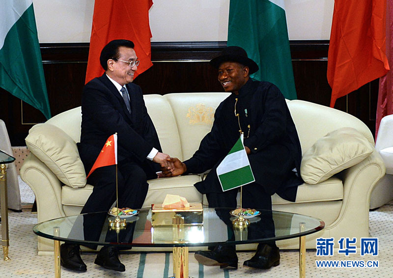 5月7日，中国国务院总理李克强在阿布贾同尼日利亚总统乔纳森举行会谈。 新华社记者李涛摄
