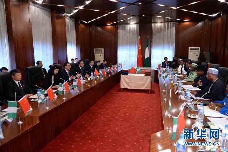 5月7日，中国国务院总理李克强在阿布贾同尼日利亚总统乔纳森举行会谈。 新华社记者李涛摄