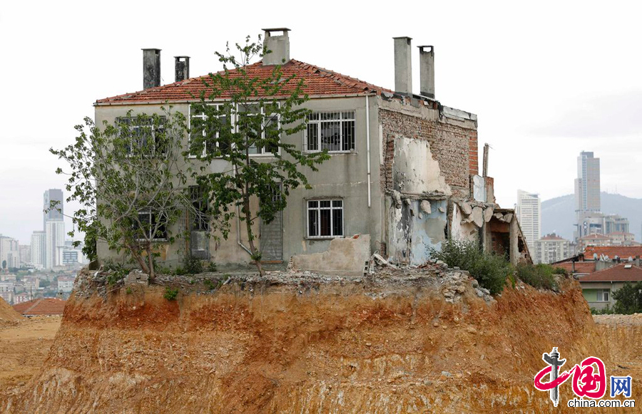 土耳其也有“钉子户” 唯一独栋房屋矗立拆迁工地[组图]
