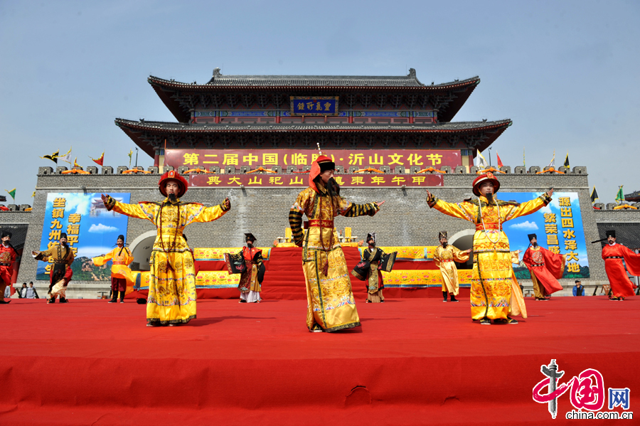  5月7日，在山東省濰坊市臨朐縣沂山風(fēng)景區(qū)，演員在祀山大典上表演。當(dāng)日，山東沂山舉行傳統(tǒng)祭山儀式——祀山大典，人們按照傳統(tǒng)禮儀程序，再現(xiàn)了歷代帝王祀山的恢弘場(chǎng)面。 中國(guó)網(wǎng)圖片庫(kù) 甄士光攝影