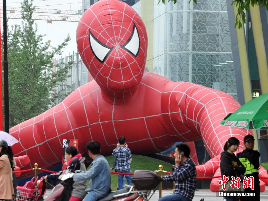 巨型蜘蛛侠现身福州街头