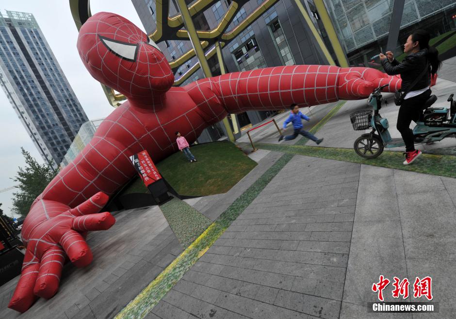 巨型蜘蛛侠现身福州街头