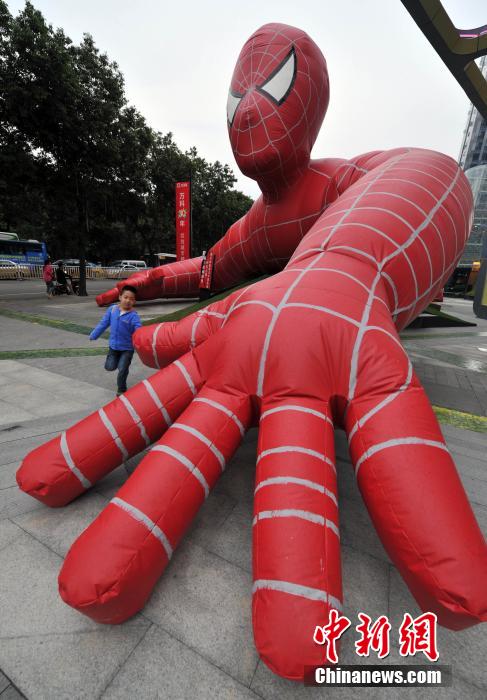 巨型蜘蛛俠現身福州街頭