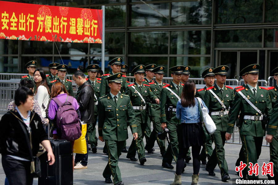上海火车站加强警力部署 特警持枪巡逻