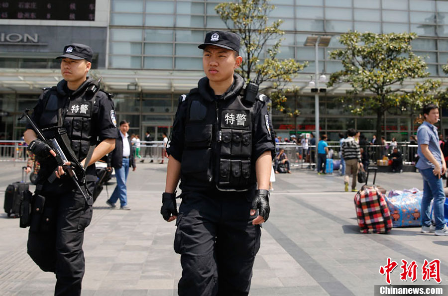 上海火车站加强警力部署特警持枪巡逻组图