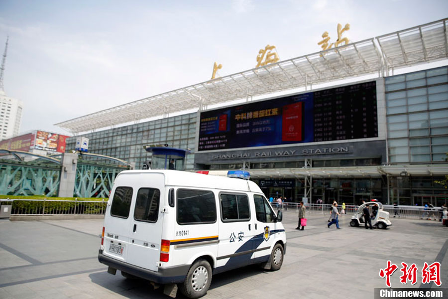 上海火車站加強警力部署 特警持槍巡邏